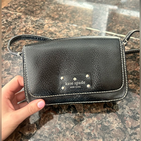 Authentic kate spade purse. Inside has little mark reflected in listing price. - Picture 2 of 4